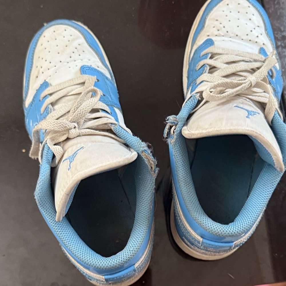 Jordan Kids Sneakers in Blue and White - Picture 2 of 7